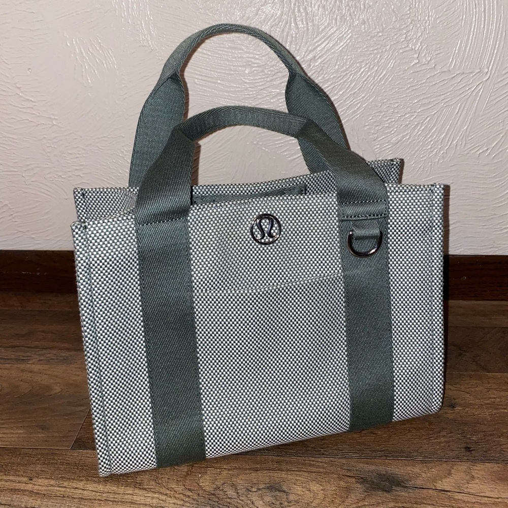 Lululemon Two Toned 4.5L Tote Bag